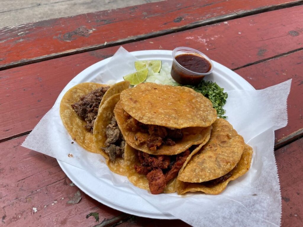 Los Regios Supermercado y Taquería